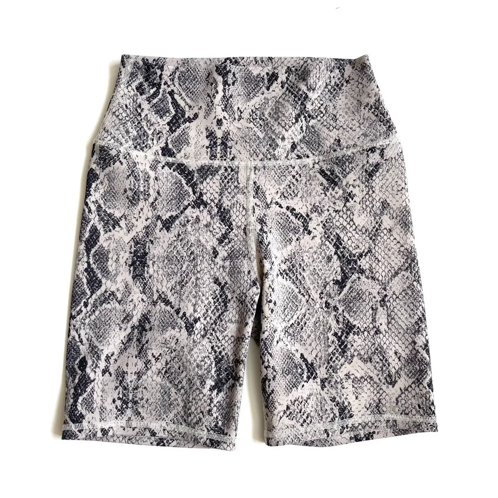 ALO Yoga Snakeskin Vapor Shorts in Bone